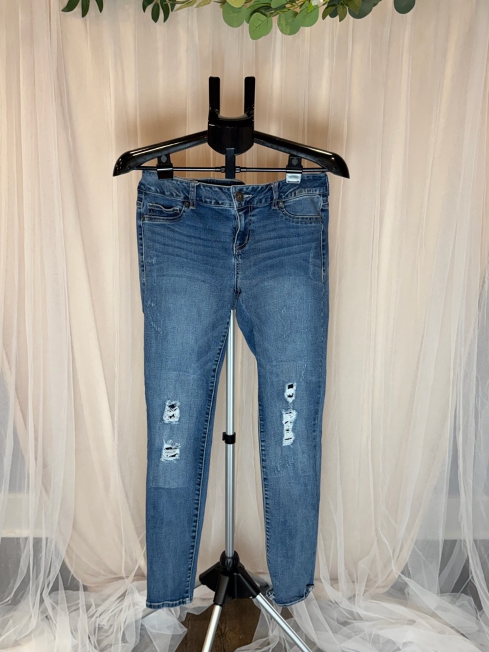 👖 Maurices Distressed Skinny Jeans – Size M Regular – Medium Wash Stretch Denim